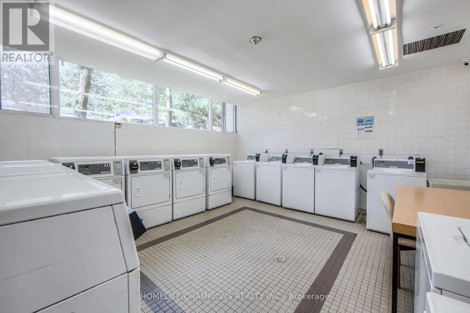 1210 - 100 LEEWARD GLENWAY
