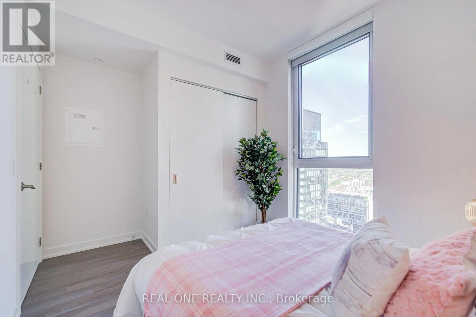 2803 - 357 KING STREET W
