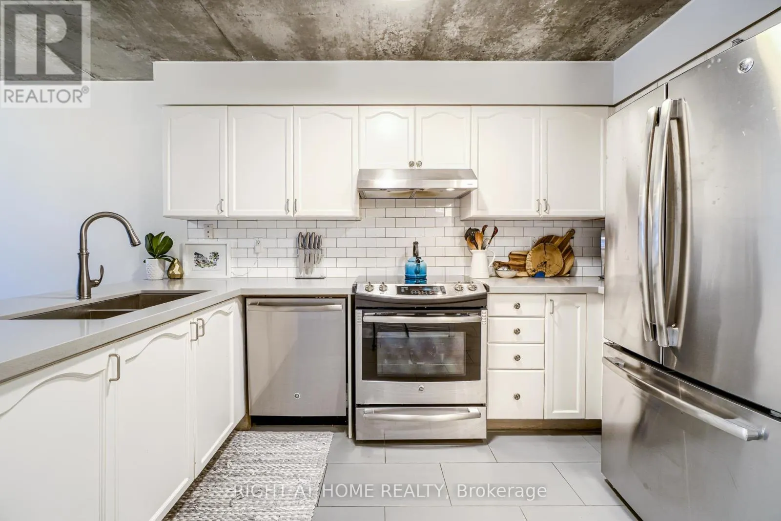 215 - 1029 KING STREET W