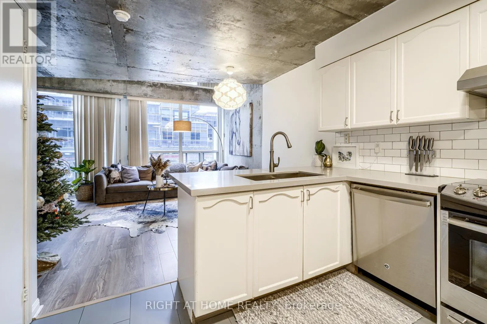 215 - 1029 KING STREET W