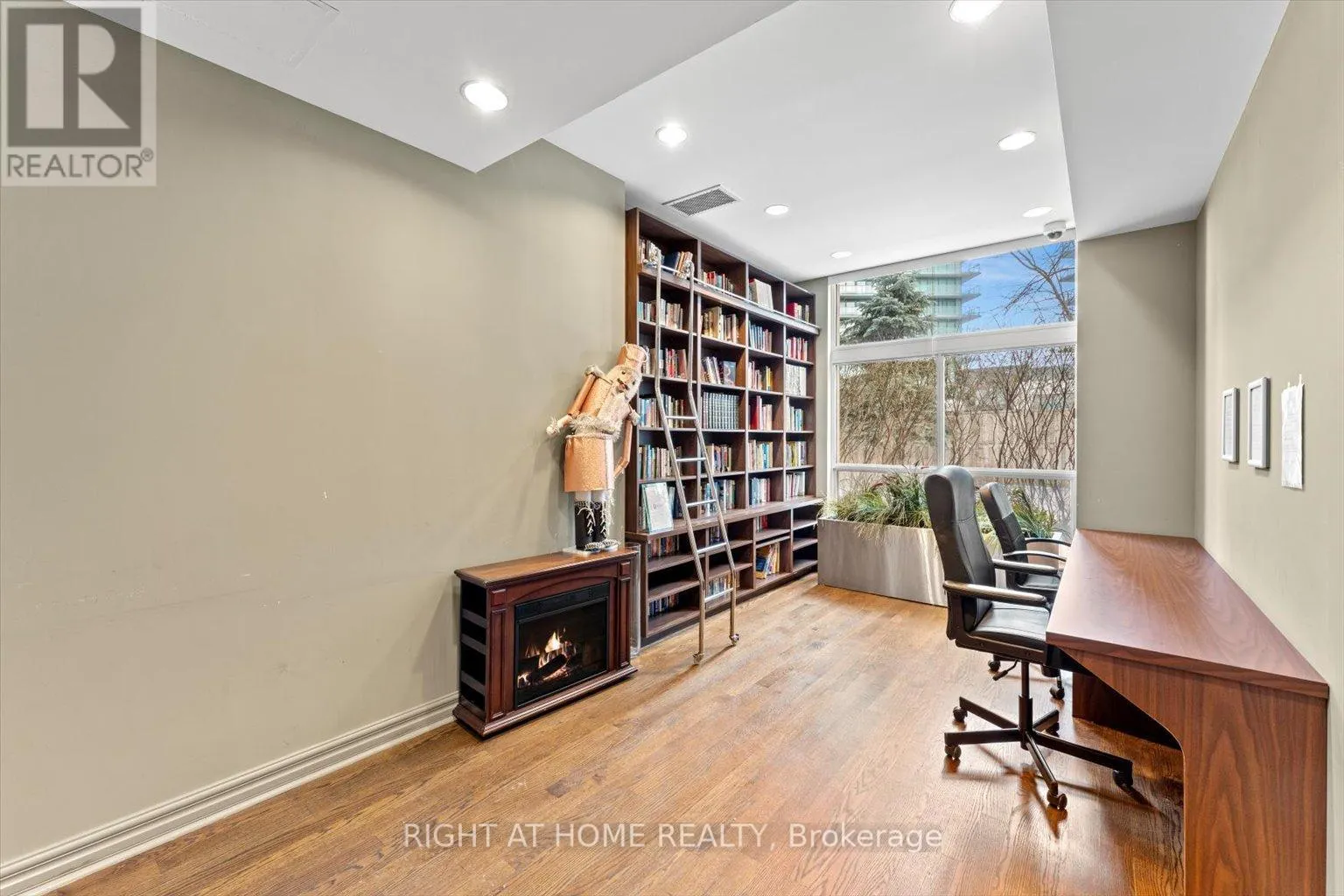 308 - 23 LORRAINE DRIVE