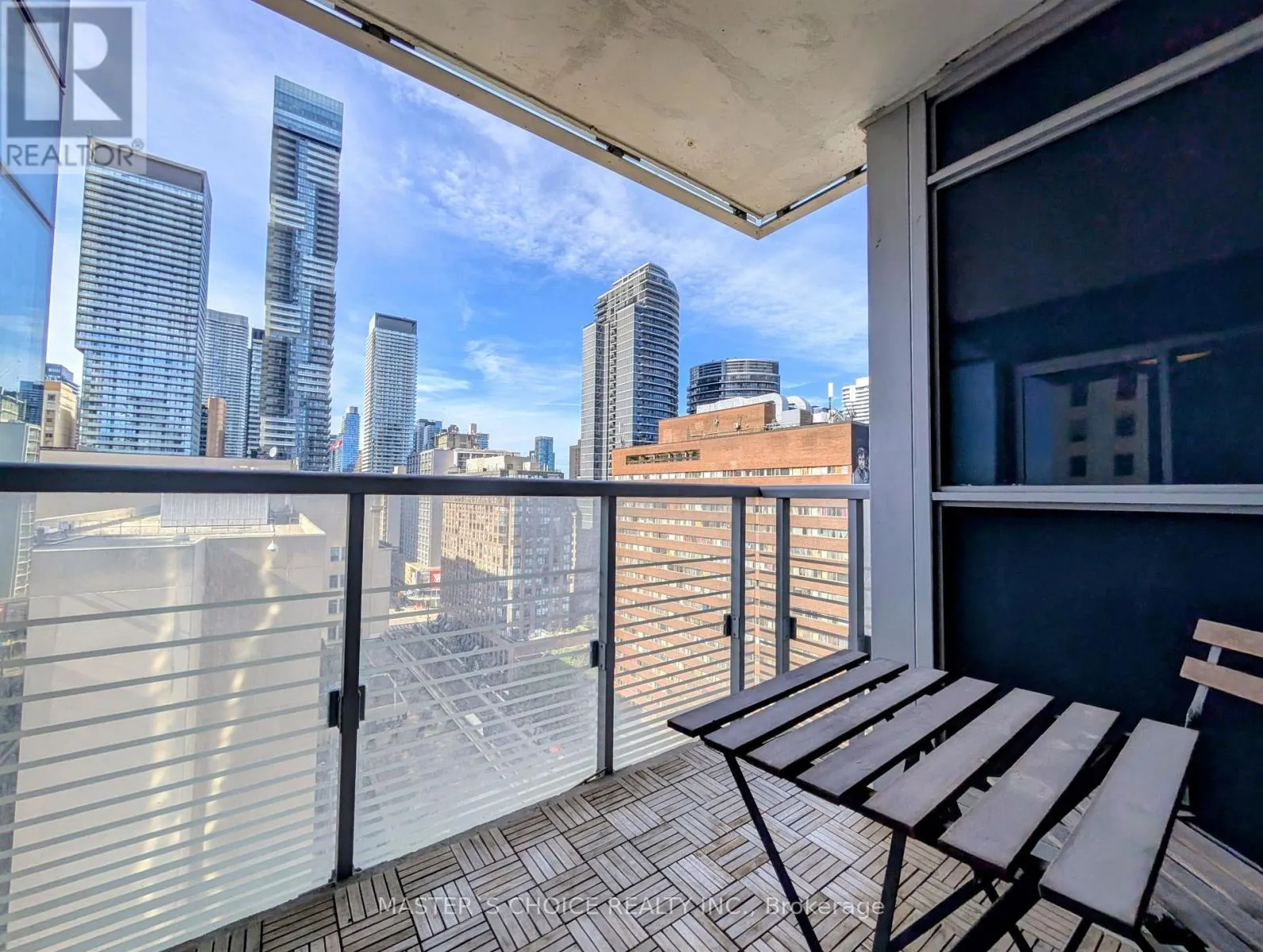 1401 - 386 YONGE STREET