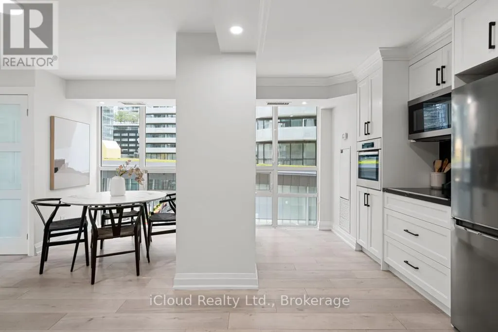 506 - 19 GRAND TRUNK CRESCENT