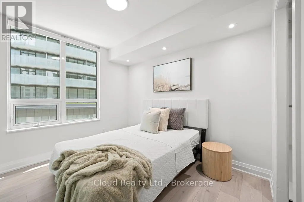 506 - 19 GRAND TRUNK CRESCENT