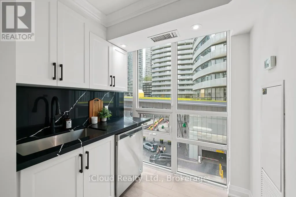 506 - 19 GRAND TRUNK CRESCENT
