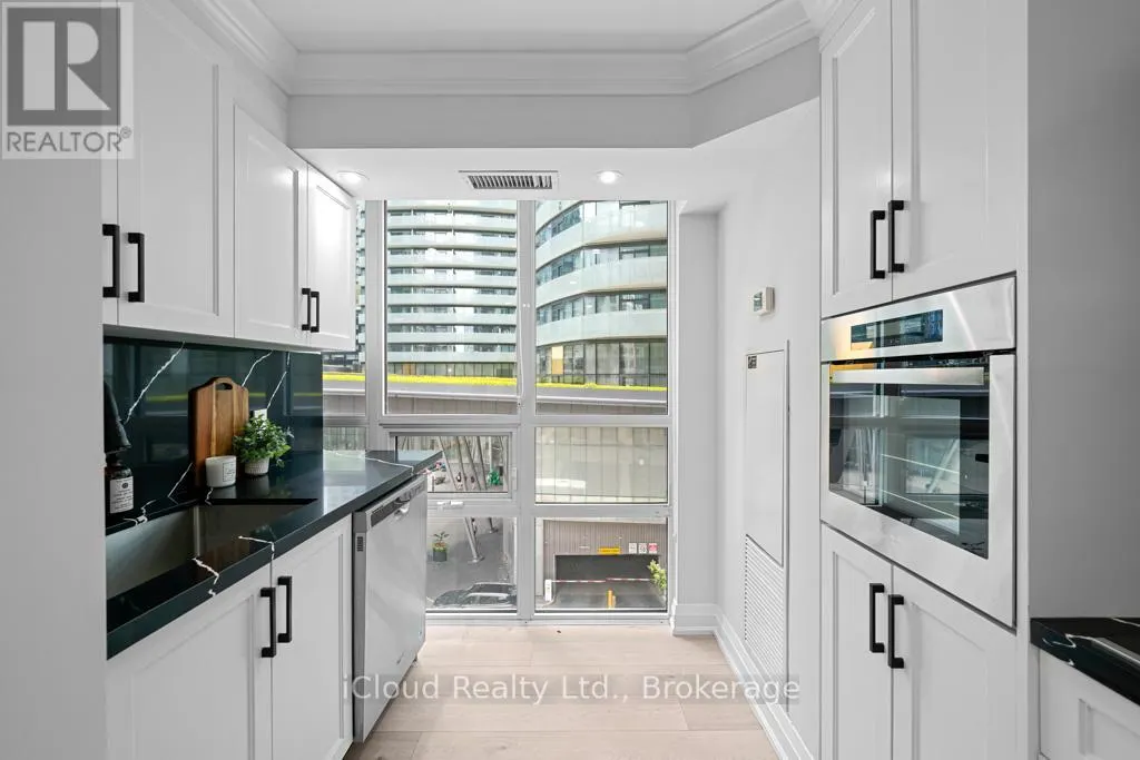 506 - 19 GRAND TRUNK CRESCENT