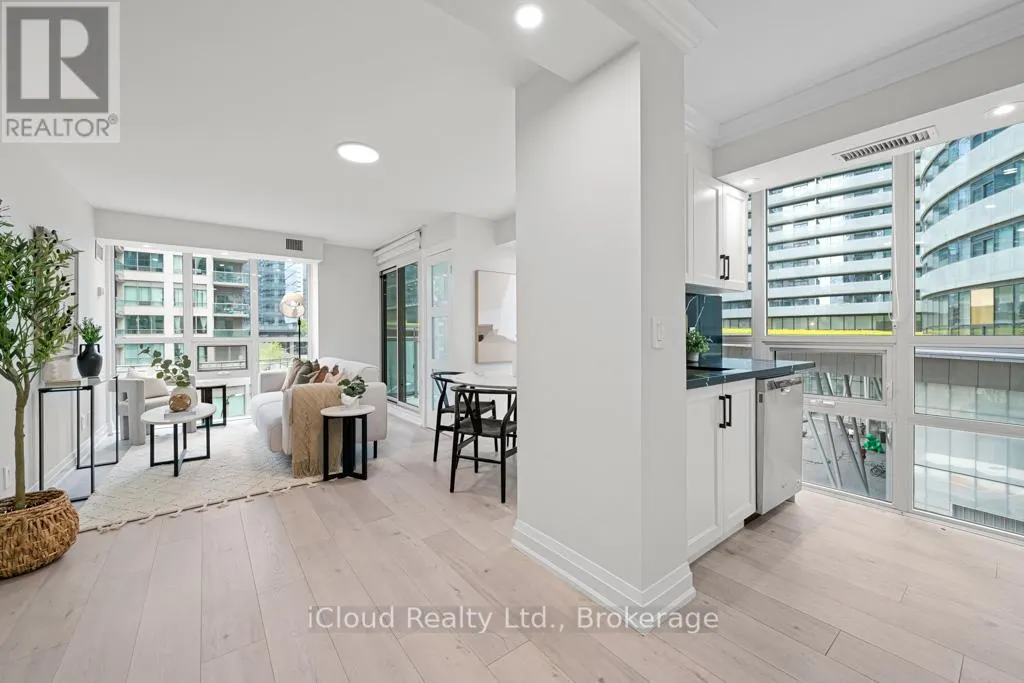 506 - 19 GRAND TRUNK CRESCENT