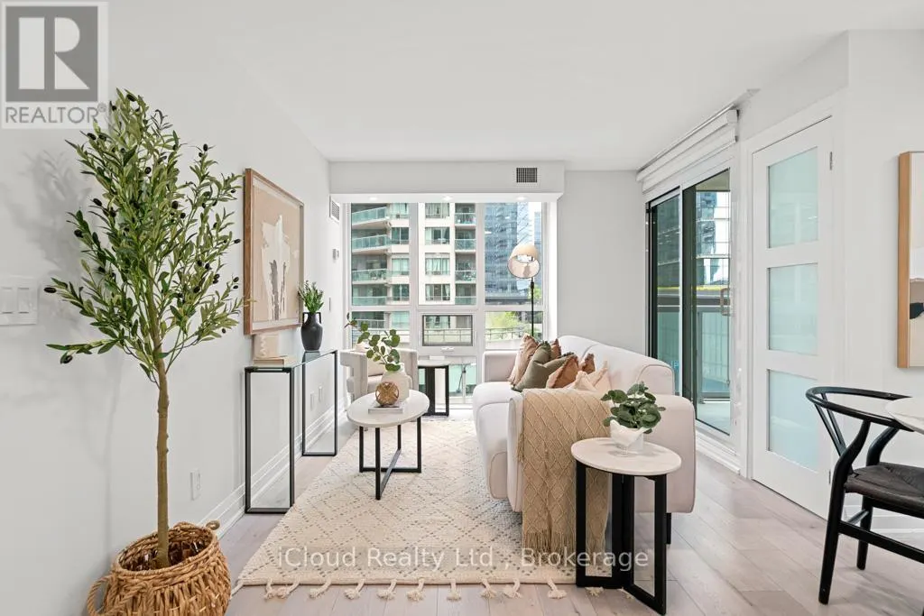 506 - 19 GRAND TRUNK CRESCENT