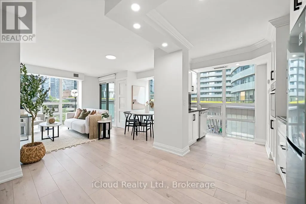 506 - 19 GRAND TRUNK CRESCENT