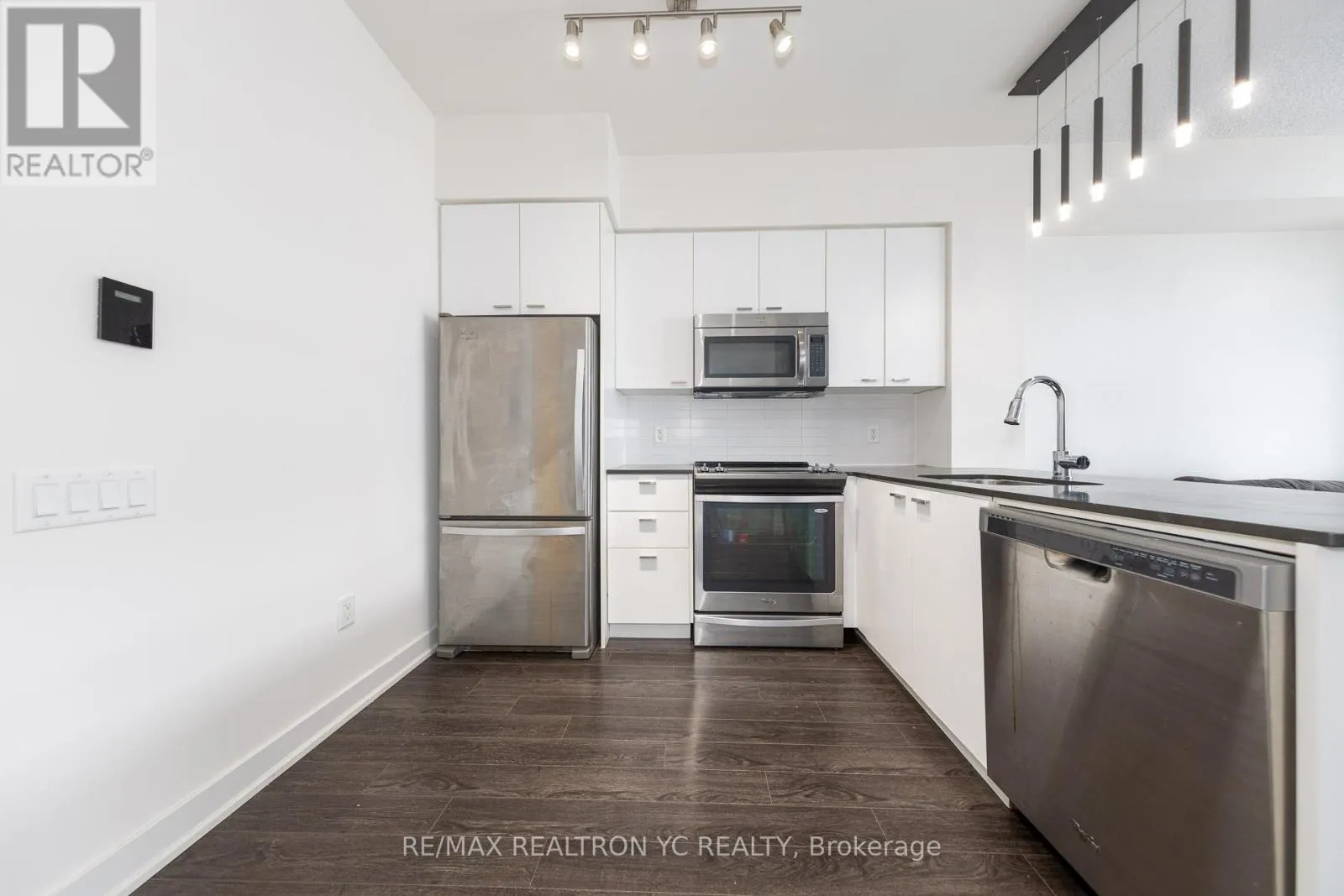2509 - 30 ROEHAMPTON AVENUE
