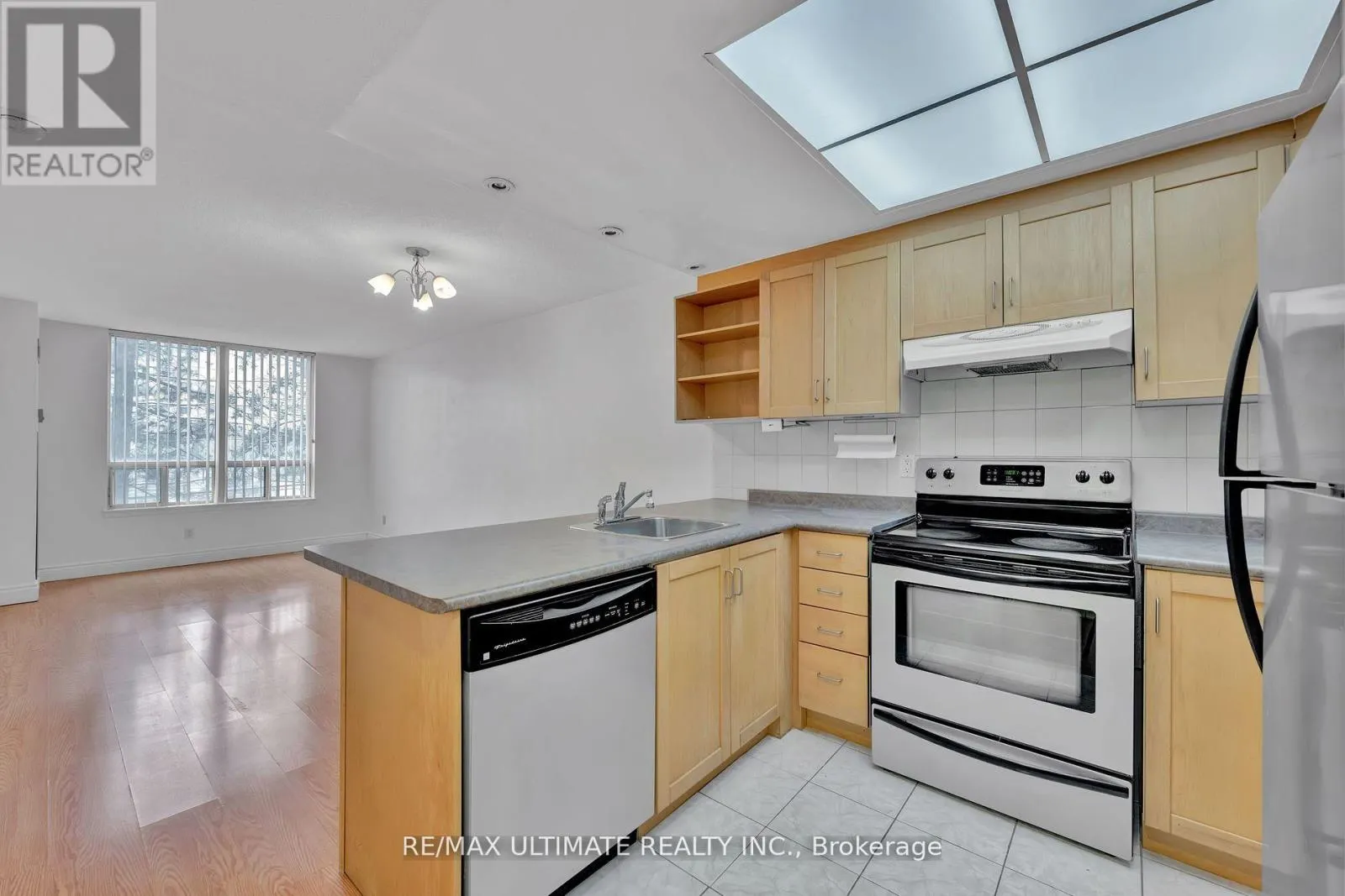 212 - 7 BISHOP AVENUE