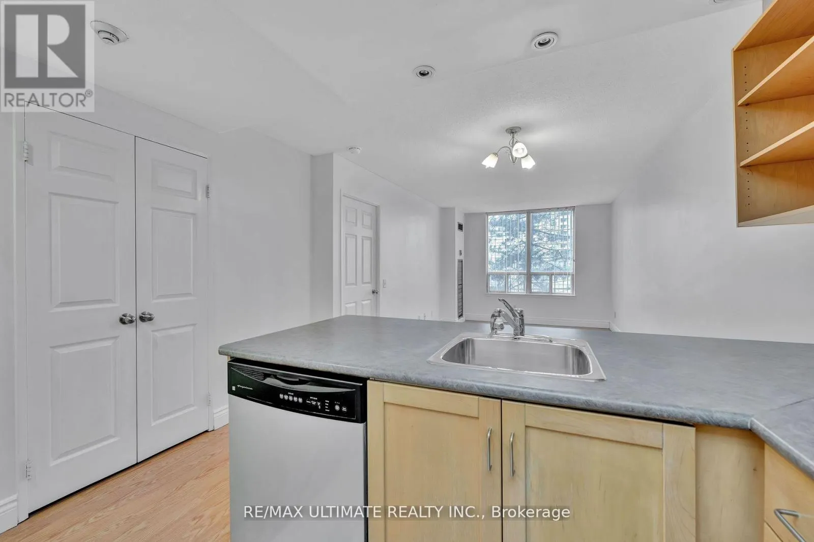 212 - 7 BISHOP AVENUE