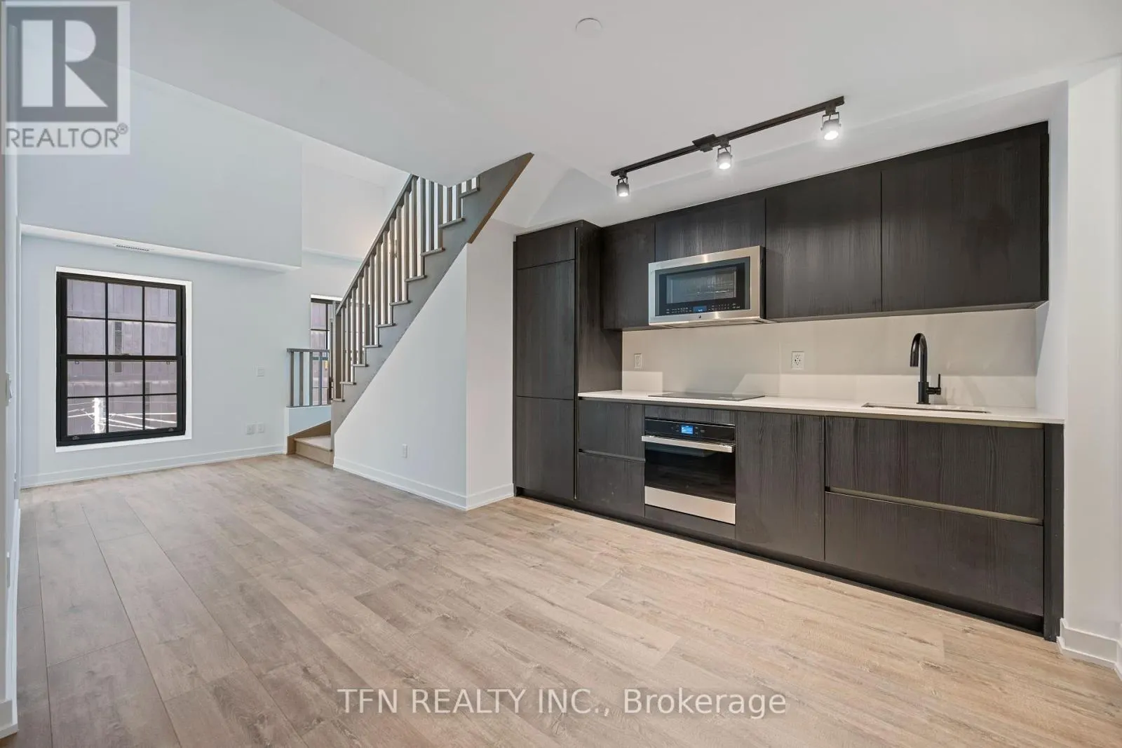 307 - 327 KING STREET W