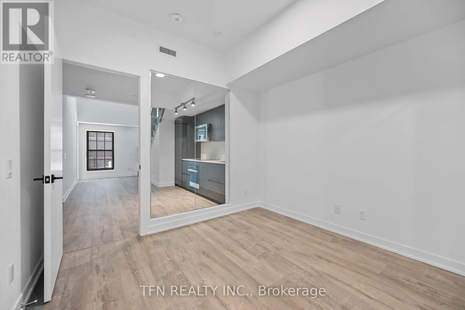 307 - 327 KING STREET W