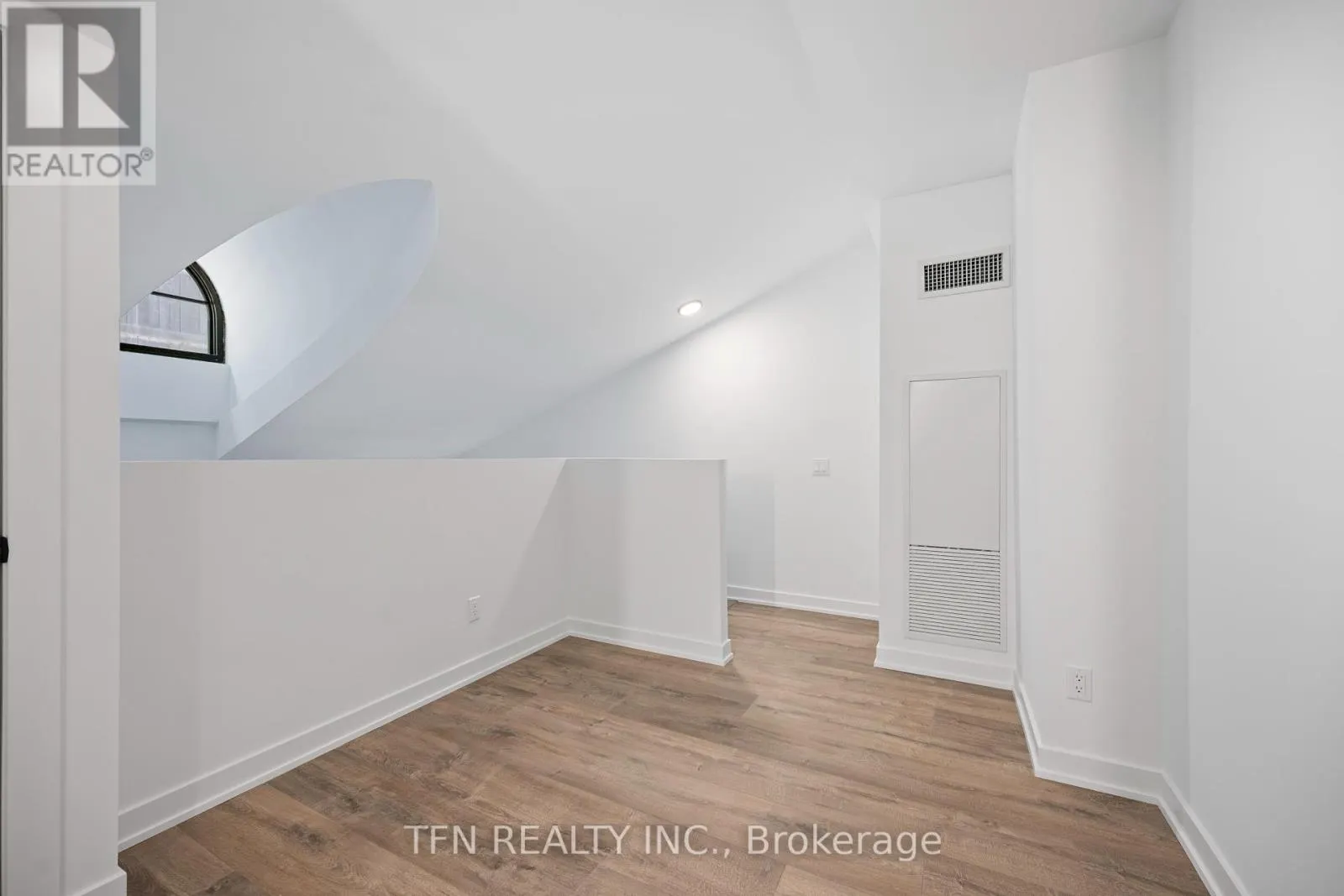 307 - 327 KING STREET W