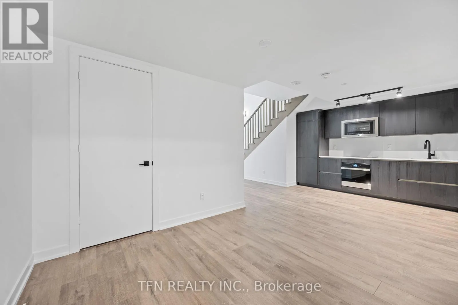 307 - 327 KING STREET W