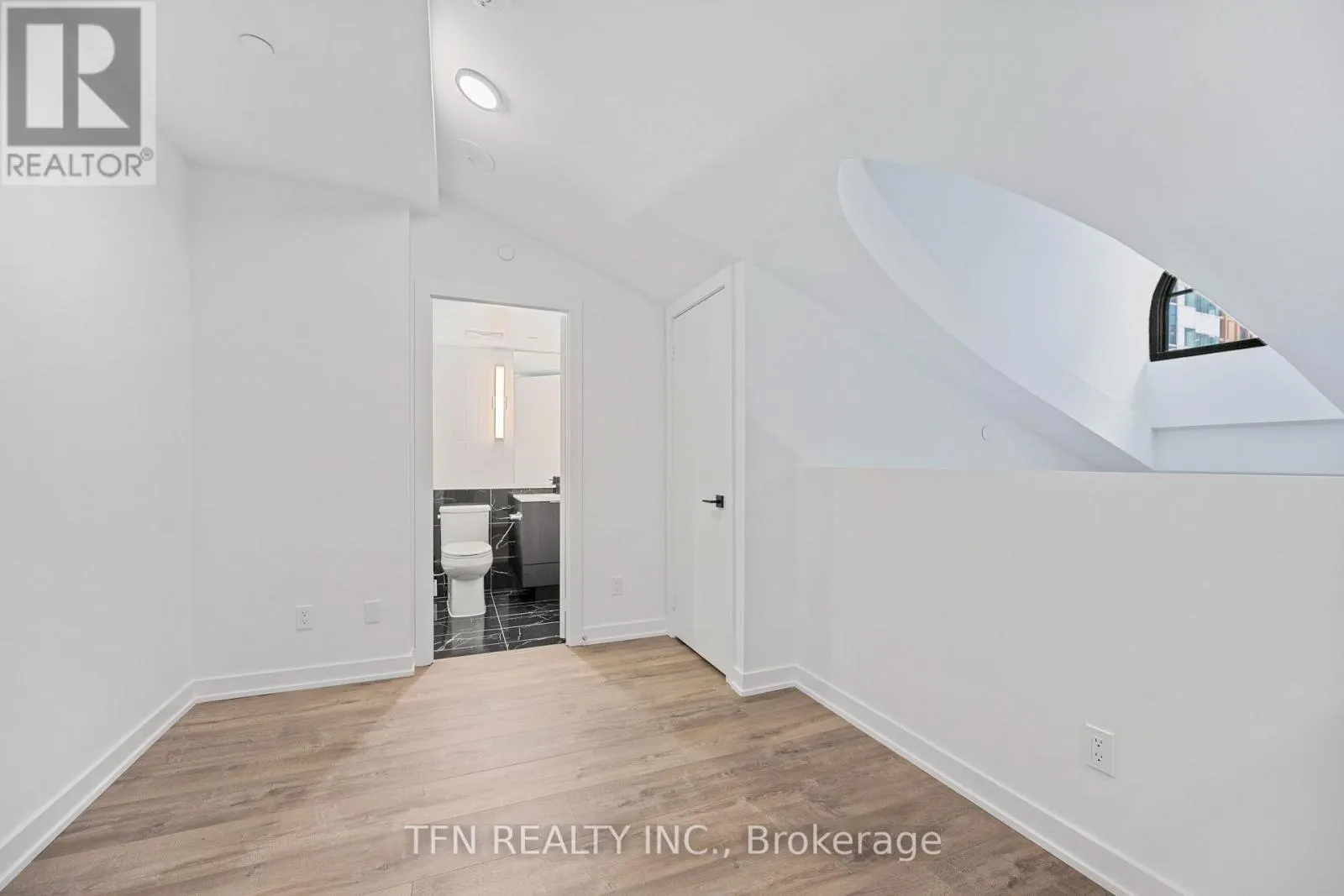 307 - 327 KING STREET W