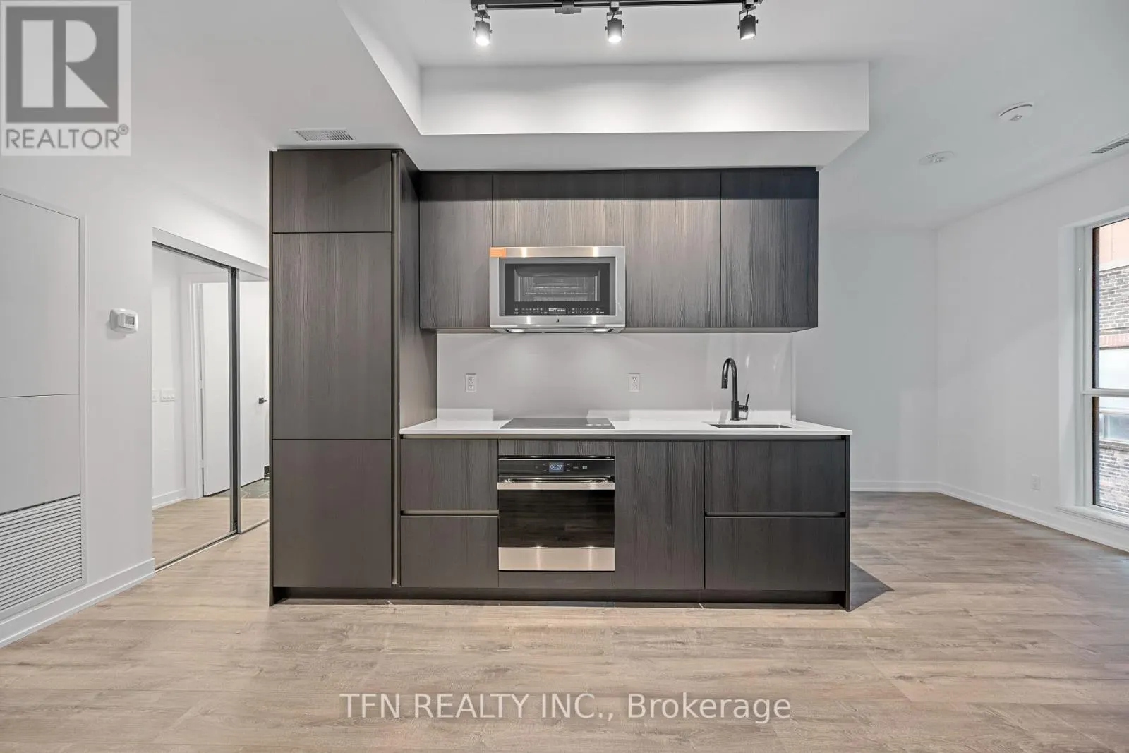 301 - 327 KING STREET W