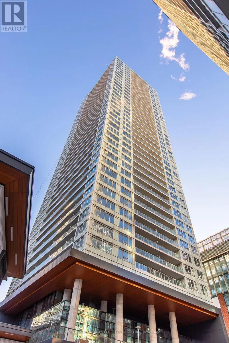608 - 17 BATHURST STREET