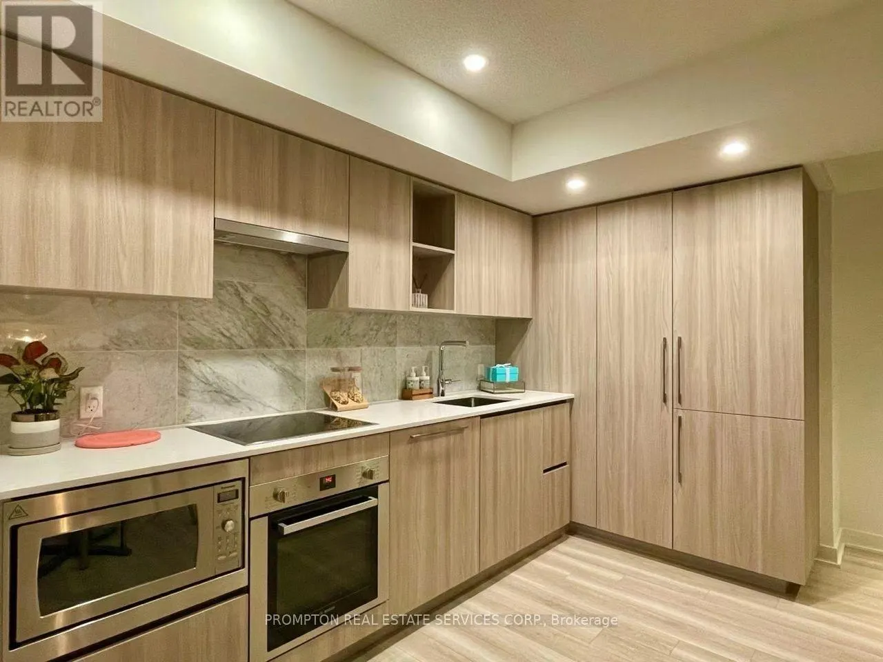 608 - 17 BATHURST STREET