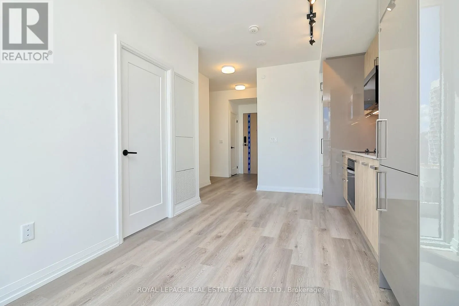 2408 - 280 DUNDAS STREET W