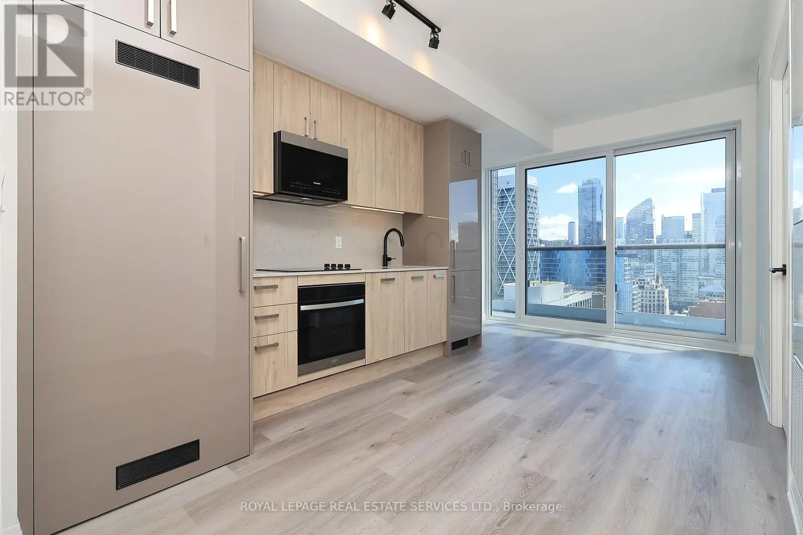2408 - 280 DUNDAS STREET W