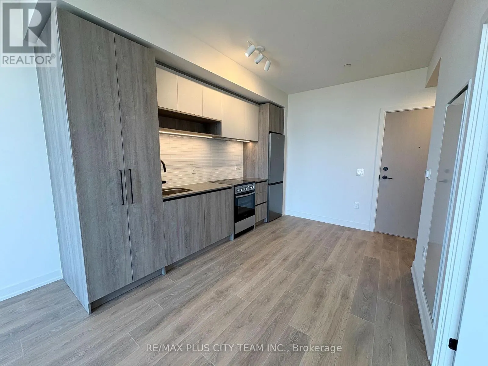 1510 - 181 STERLING ROAD