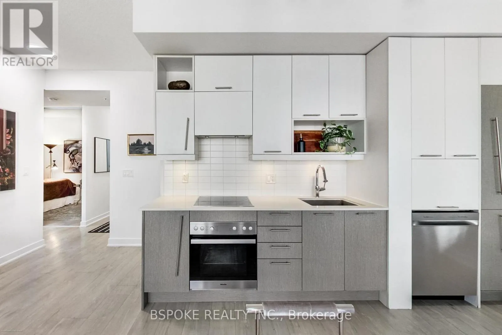 518 - 199 RICHMOND STREET W