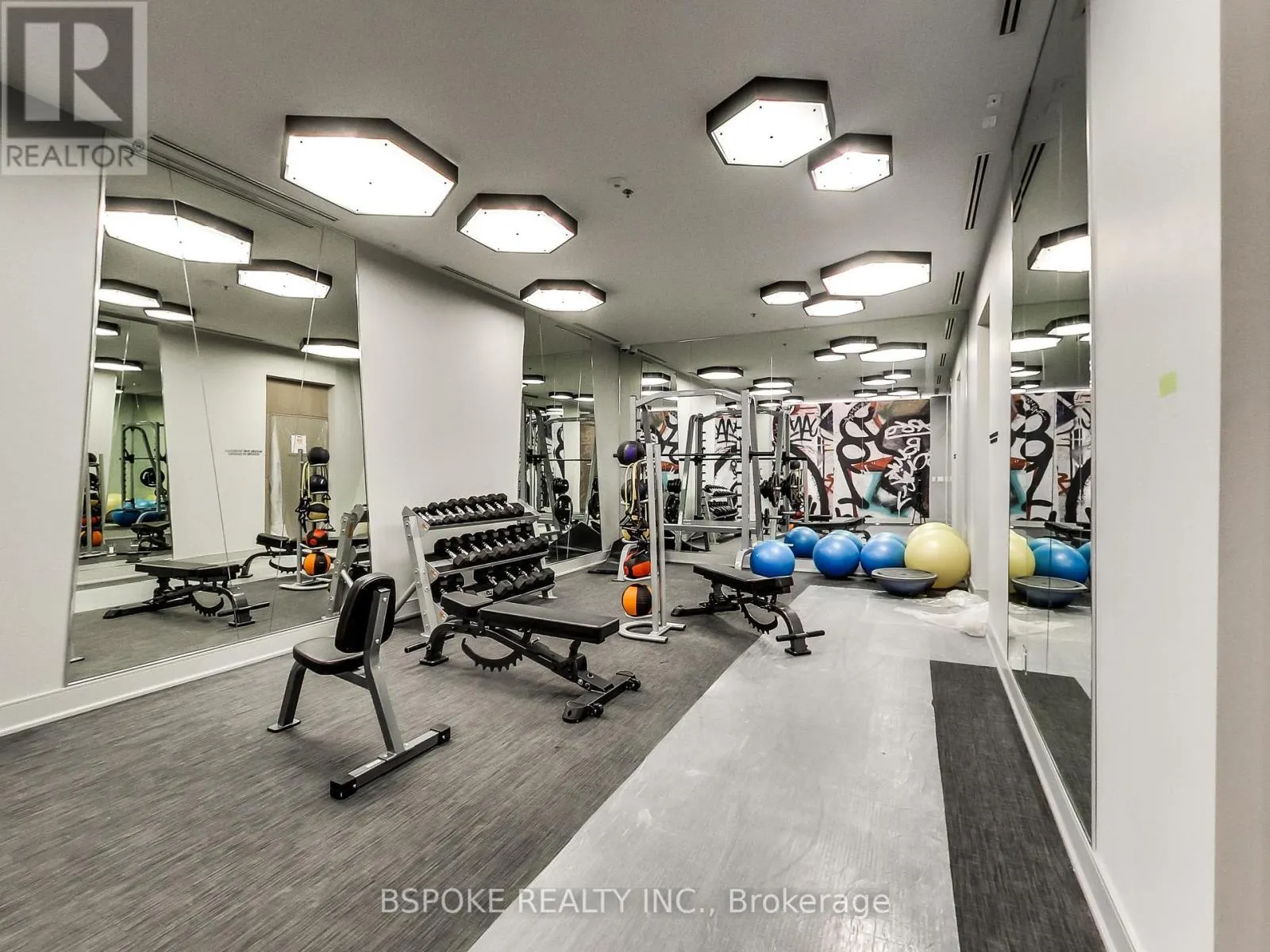 518 - 199 RICHMOND STREET W