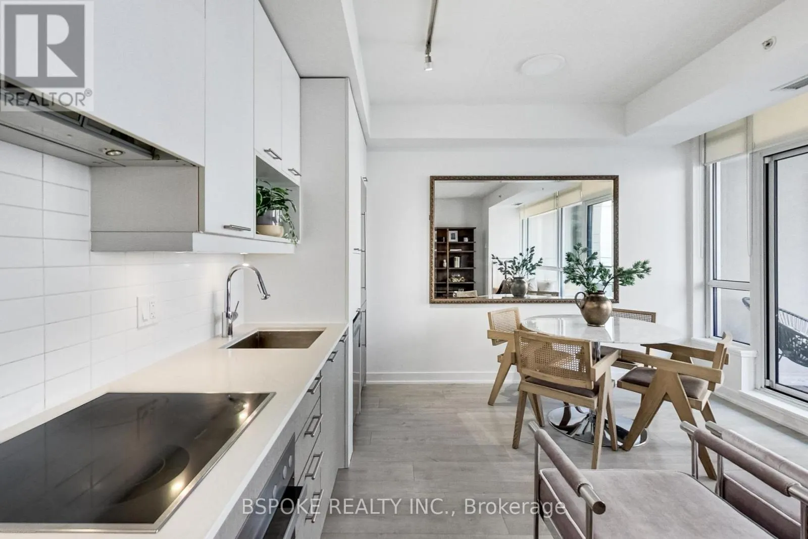 518 - 199 RICHMOND STREET W