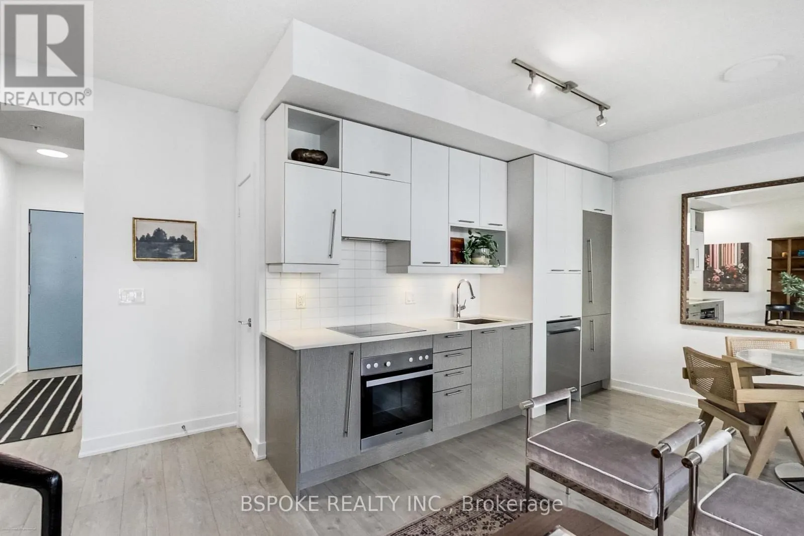 518 - 199 RICHMOND STREET W