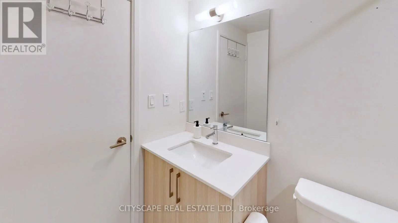 703W - 27 BATHURST STREET