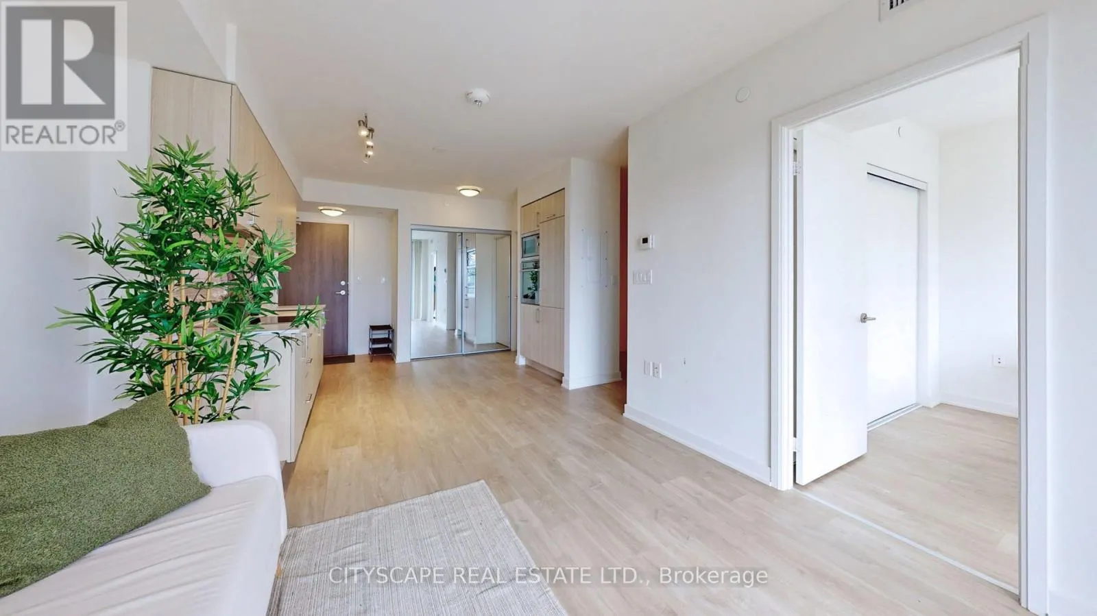 703W - 27 BATHURST STREET