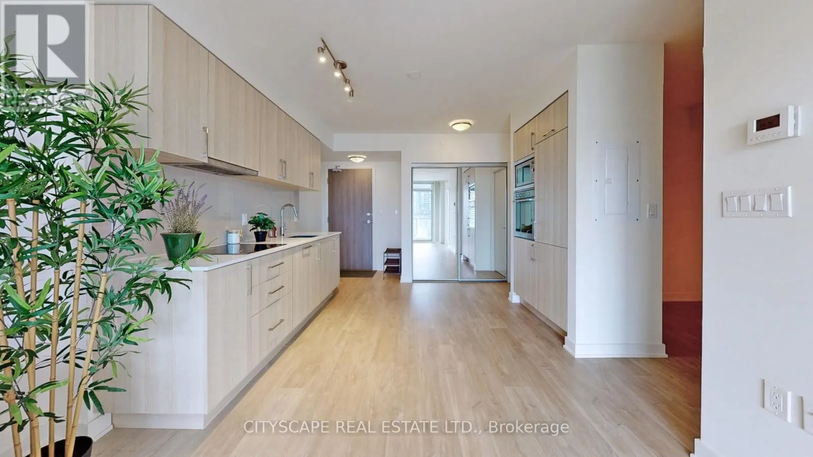 703W - 27 BATHURST STREET