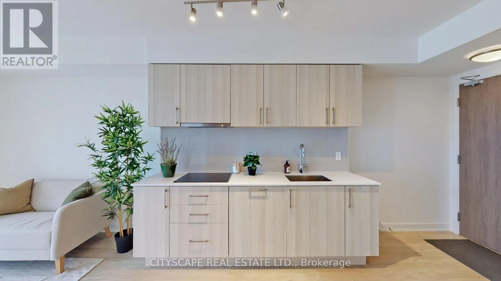 703W - 27 BATHURST STREET