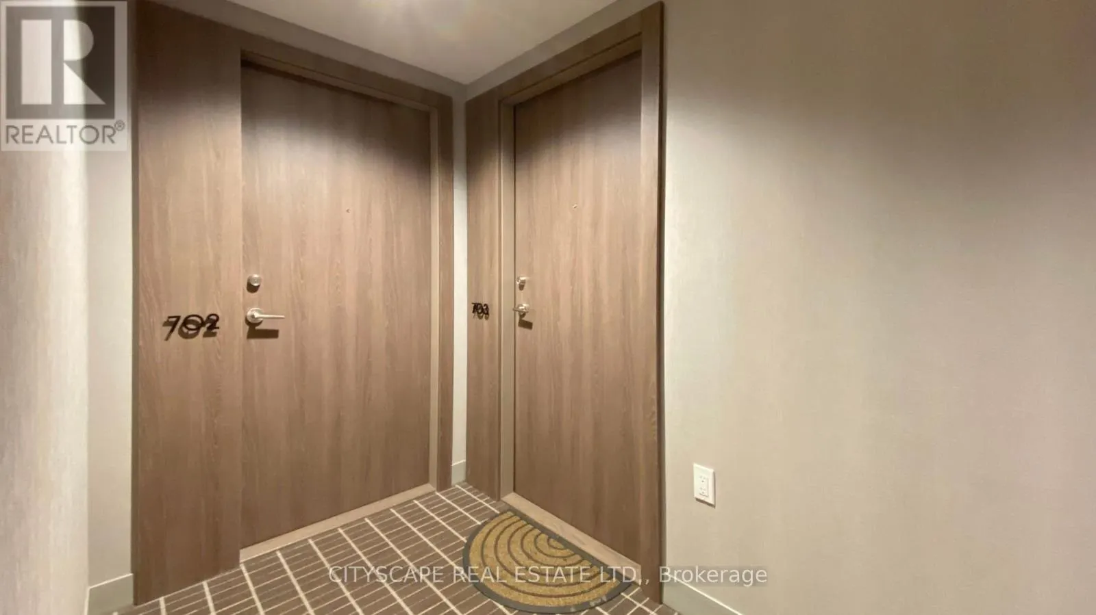 703W - 27 BATHURST STREET