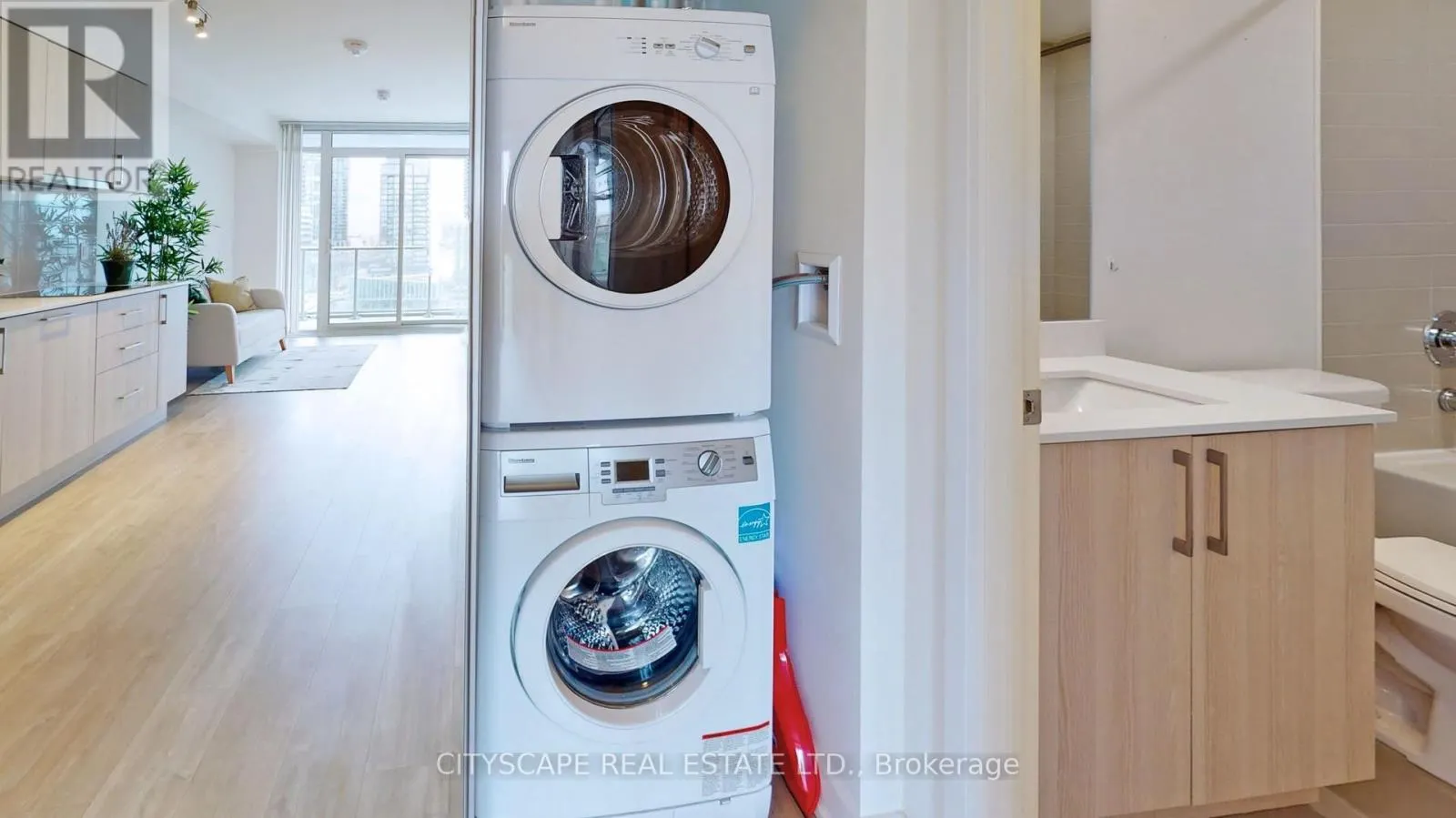 703W - 27 BATHURST STREET