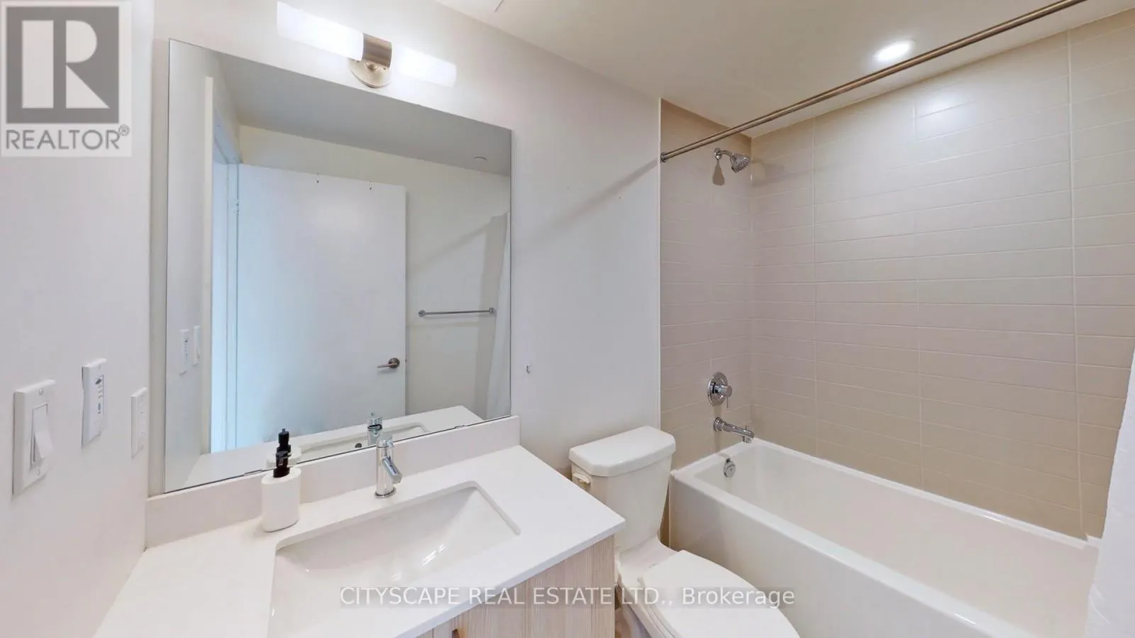 703W - 27 BATHURST STREET
