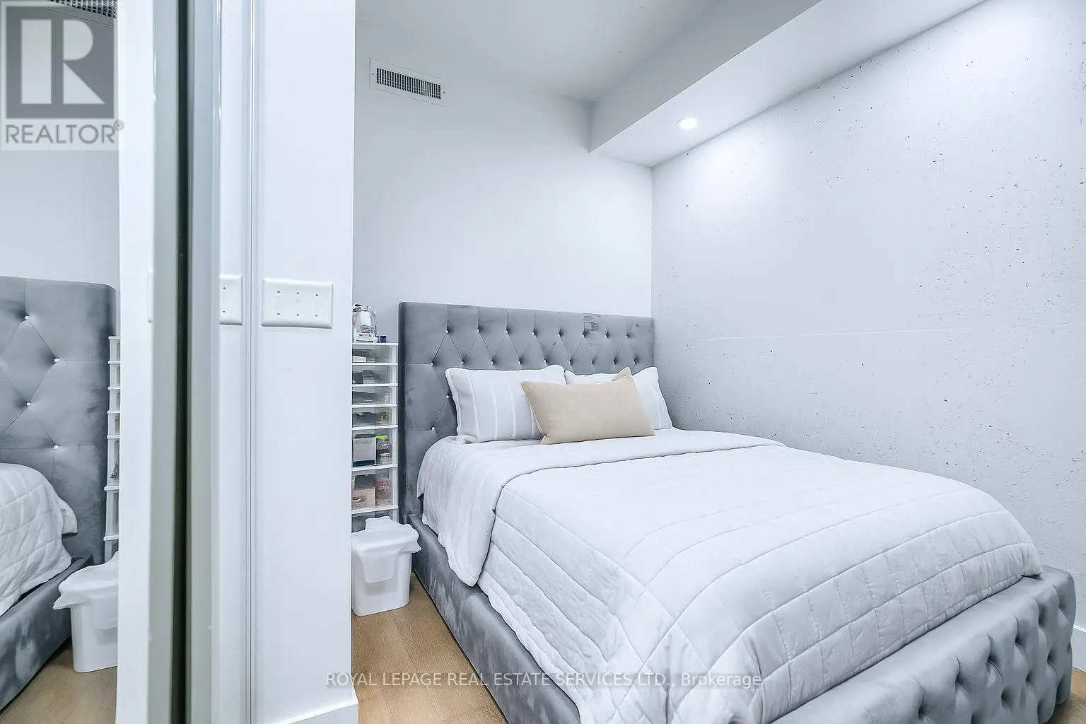1301 - 111 BATHURST STREET
