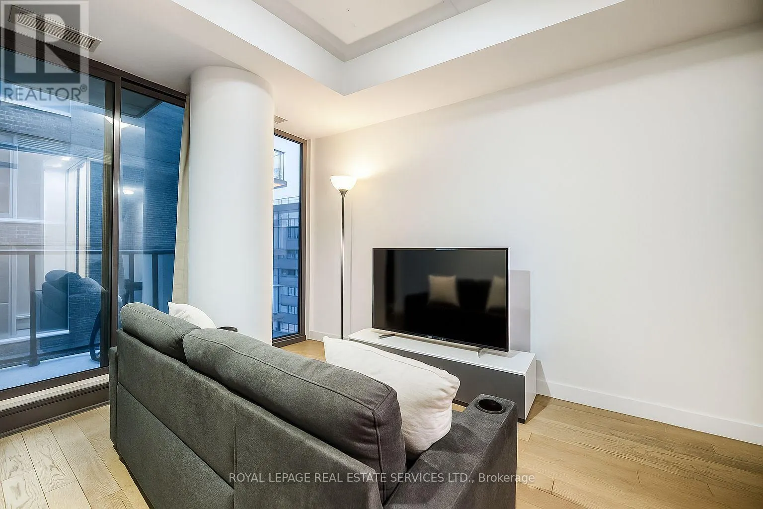 1301 - 111 BATHURST STREET