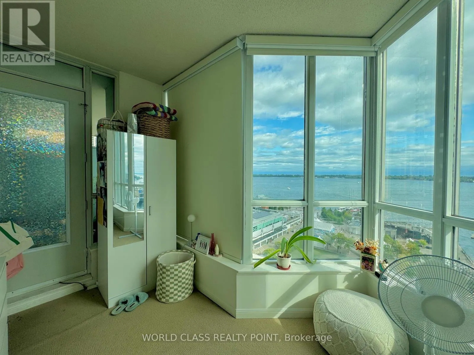 1719 - 230 QUEENS QUAY W