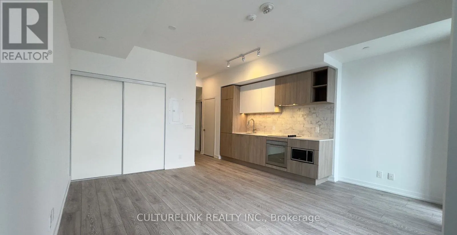 1111 - 2020 BATHURST STREET N