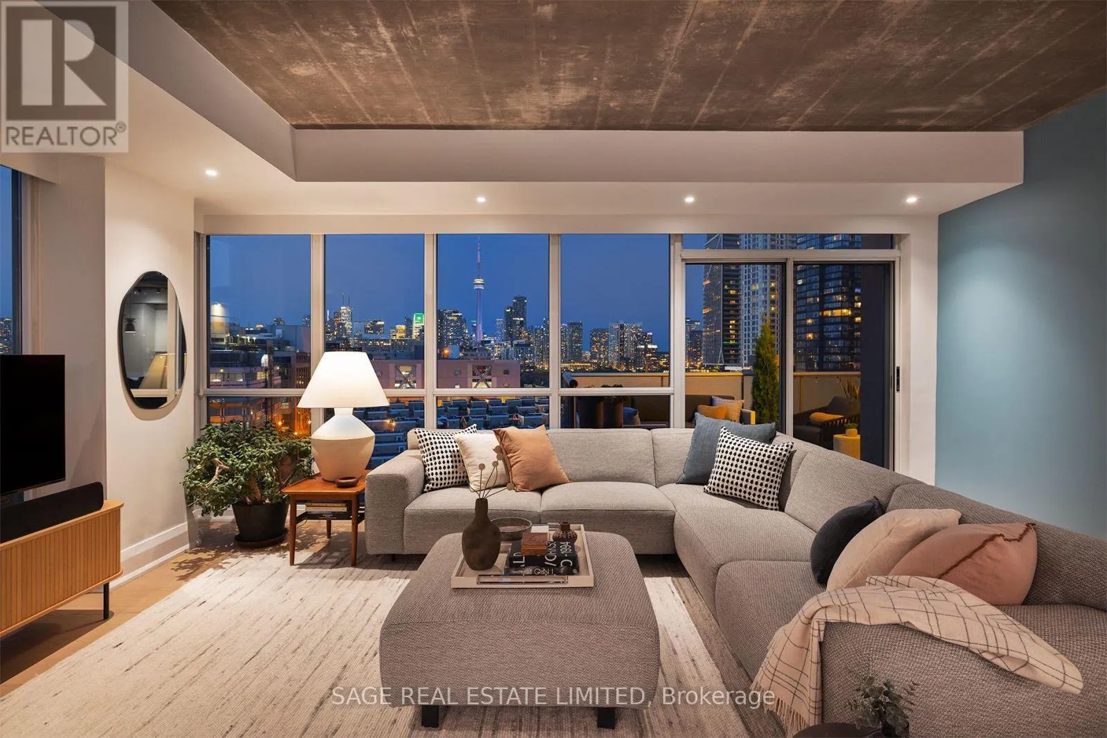 912 - 1 SHAW STREET