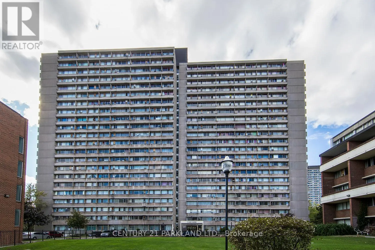 1409 - 10 SUNNY GLENWAY