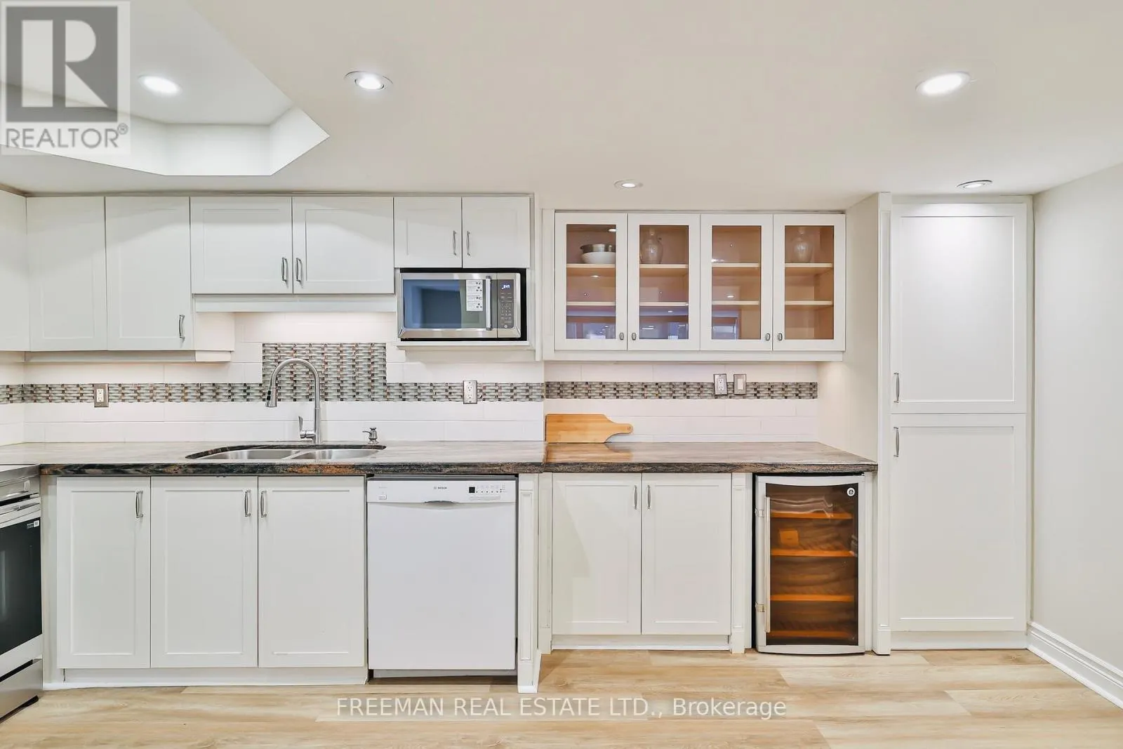 204 - 360 BLOOR STREET E