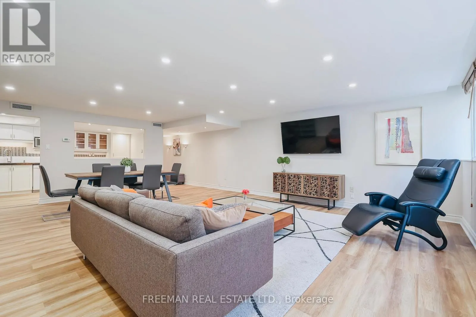 204 - 360 BLOOR STREET E
