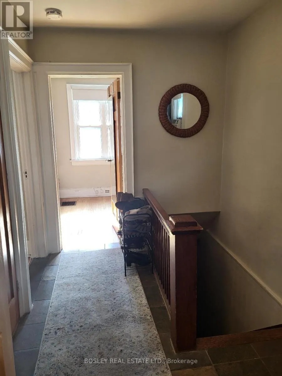 #2 (UPPER) - 33 LORINDALE AVENUE