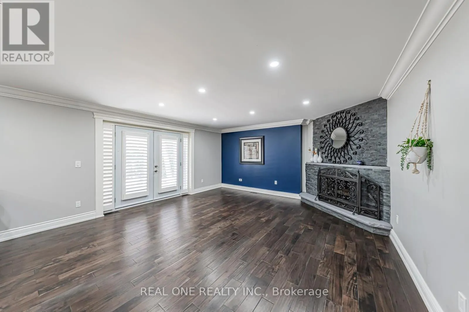 1 MANORPARK COURT S