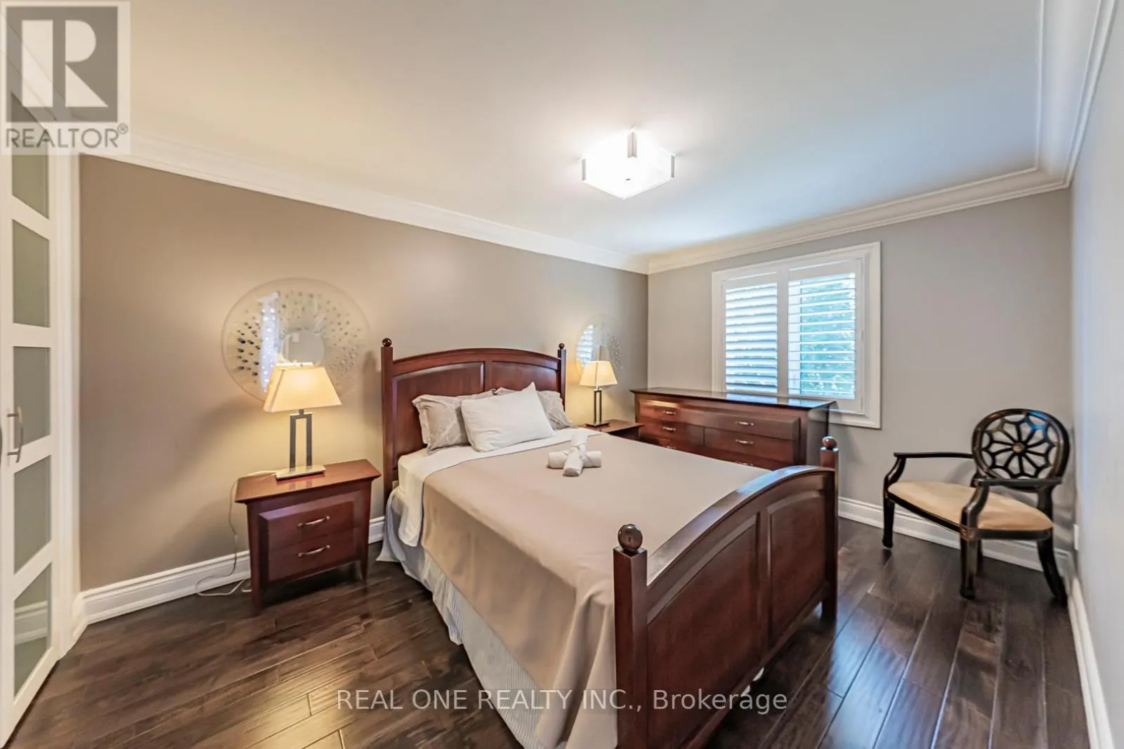 1 MANORPARK COURT S