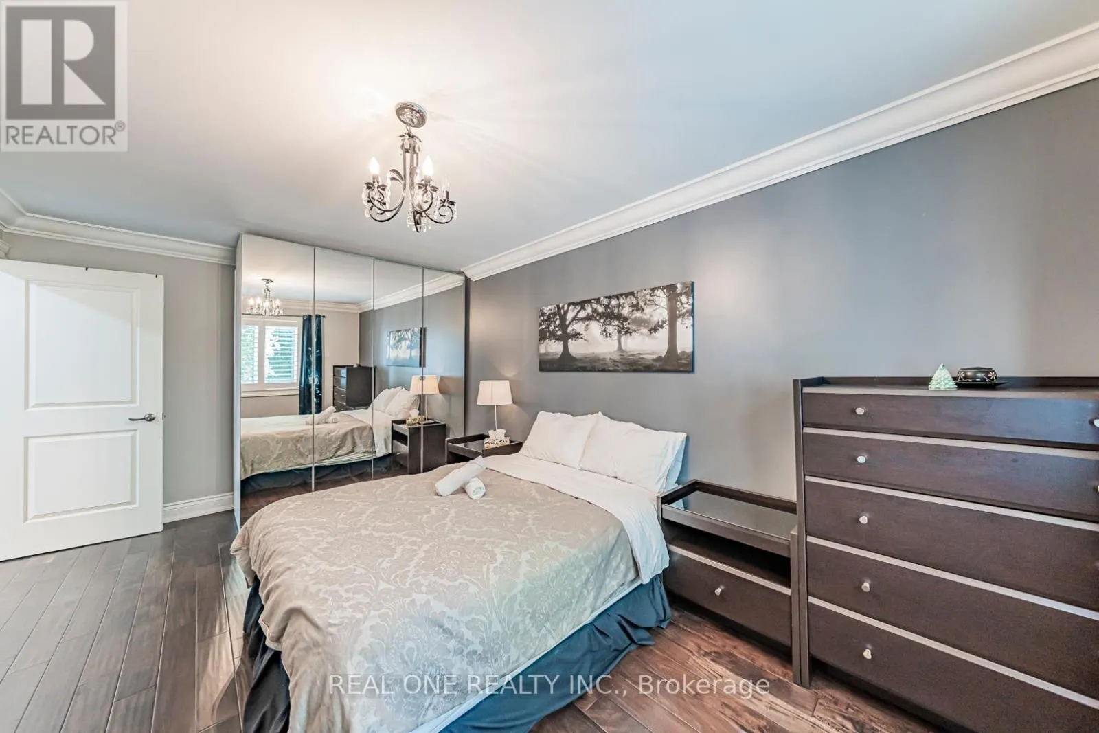 1 MANORPARK COURT S